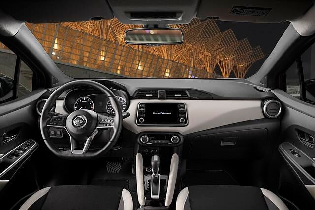 Das Cockpit wirkt bis auf das Display zeitgemäß
