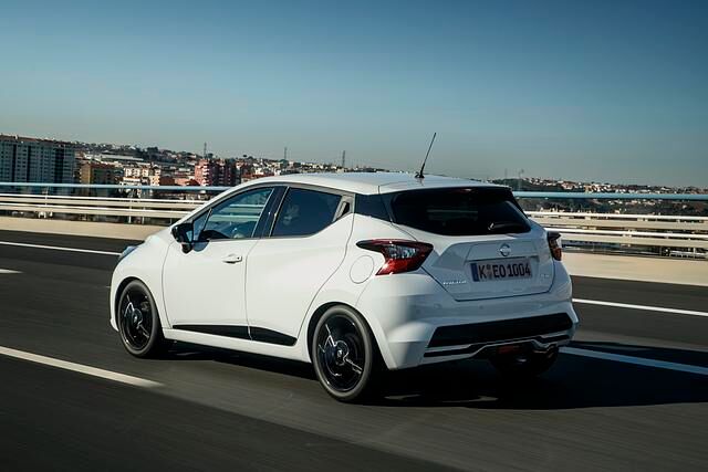 Wo sich die meisten aktuellen Kleinwagen bewusst erwachsen geben und eine Alternative zum Kompaktauto sein wollen, bleibt Nissans Kleinster optisch fast schon halbstark