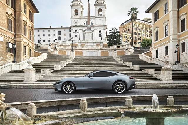 Das Design des Ferrari Roma setzt auf elegante Rundungen statt scharfe Kanten