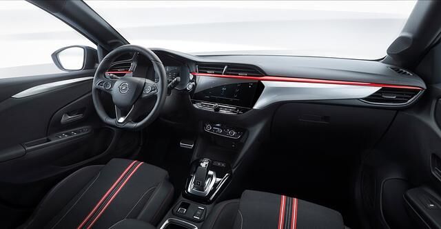 Bei den Rüsselsheimern ist das Volant rund, der sieben oder zehn Zoll große Touchscreen mit übersichtlichem Infotainment-Menü ist ins Armaturenbrett eingelassen und es gibt klassische Tasten und...