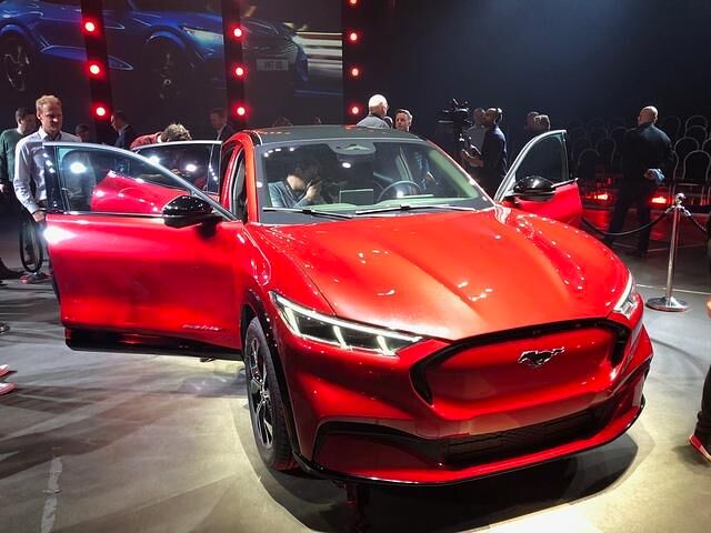 Am Kühler prangt das Mustang-Logo