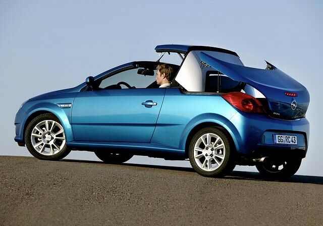 2004 startet der Verkauf des Opel Tigra TwinTop mit elektrisch versenkbarem Stahldach