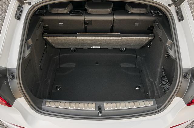 Unter dem Kofferraumboden des BMW 1er befindet sich noch zusätzlicher Stauraum für Kleinkram