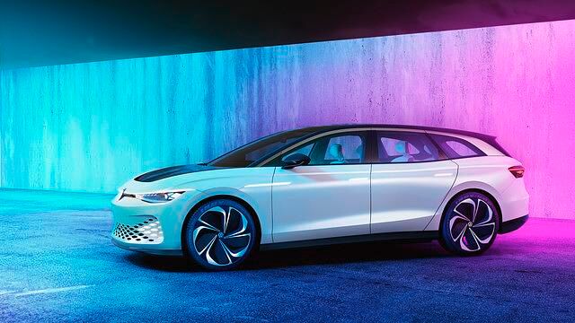 Mit 4,96 Meter hat der VW auf seinen 22-Zoll-Rädern schon äußerlich Gardemaße - und dank fehlenden Mitteltunnels, der vorgerückten Position der Kabine und 2,97 Meter Radstand Platz wie in den...