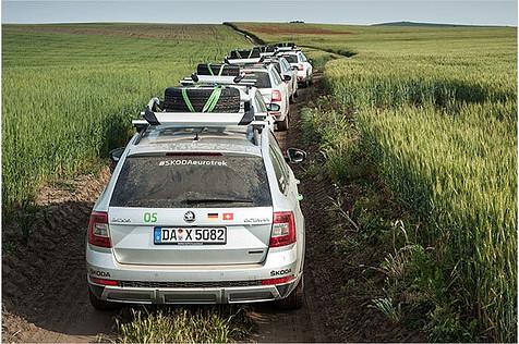 Noch einmal heißt es: Formation bitte. Ja, so ein Stau im Kornfeld sieht schon ganz nett aus, oder?