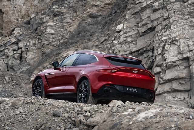 Der Aston Martin dürfte dank Luftfederung auch unebene Passagen meistern können