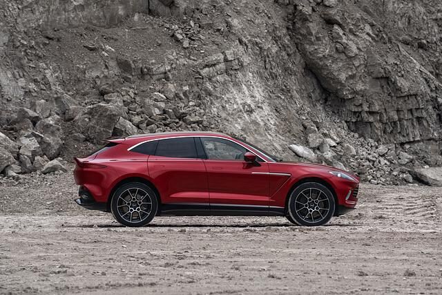 Knapp über 5 Meter ist der Aston Martin DBX lang