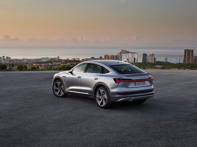 Mit 4,90 Metern Länge, 1,94 Metern Breite und 1,62 Höhe ist der Sportback exakt so geschnitten wie das Modell mit der steileren Heckklappe