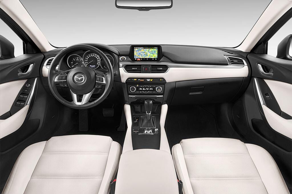 Mazda Mazda6 (Baujahr 2015) Sports-Line 5 Türen Cockpit und Innenraum