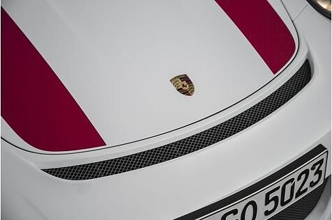 Die Kofferraumhaube ist aus Carbon