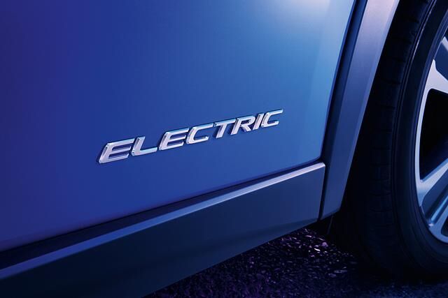 Von außen unterscheidet sich der Stromer nur durch den fehlenden Auspuff und den Electric-Schriftzug vom normalen UX