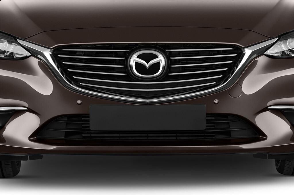 Mazda Mazda6 (Baujahr 2015) Sports-Line 5 Türen Kühlergrill und Scheinwerfer
