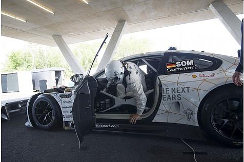 In sieben Sekunden muss sich aus dem BMW M6 GT3 geschält werden.