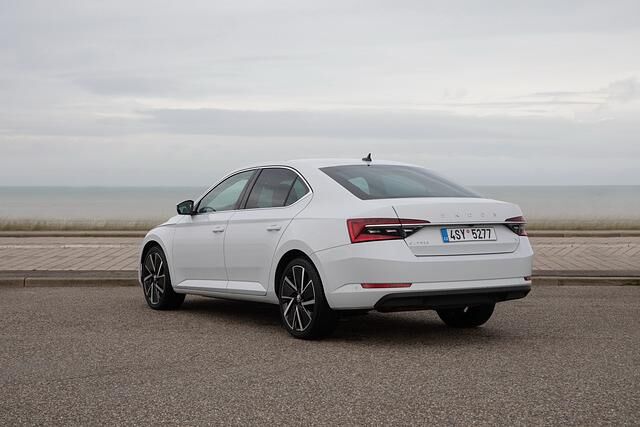 Das Mittelklassemodell mit Plug-in-Hybrid gibt es als viertürige Limousine und gegen 1.000 Euro Aufpreis auch als Kombi