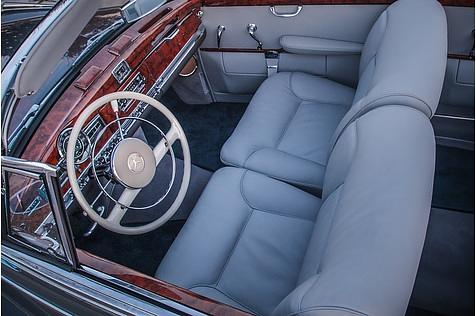 Der edle Innenraum des Mercedes 300 d Cabriolet