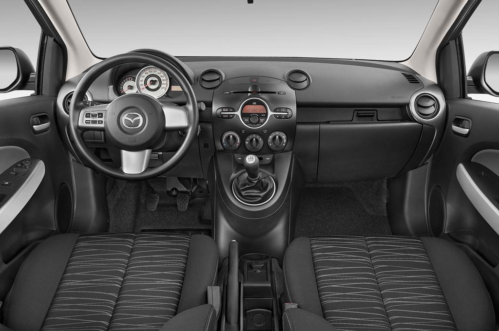 Mazda Mazda2 (Baujahr 2009) Independence 3 Türen Cockpit und Innenraum