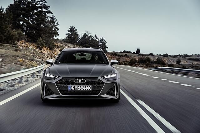 Der riesige Kühlergrill Audi RS 6 Avant scheint den Asphalt aufzusaugen