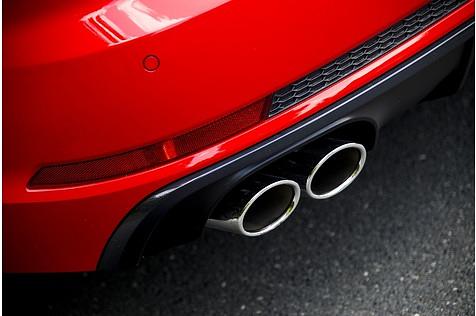Audi S4 - die Hälfte der vierflutigen Auspuffanlage