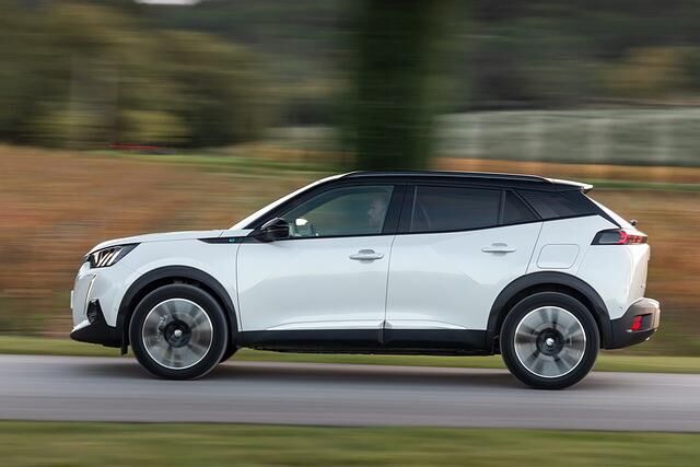 Der Peugeot gibt sich zurückhaltend, wenn es darum geht, das Besondere am 4,30 Meter langen Kompakt-SUV kenntlich zu machen