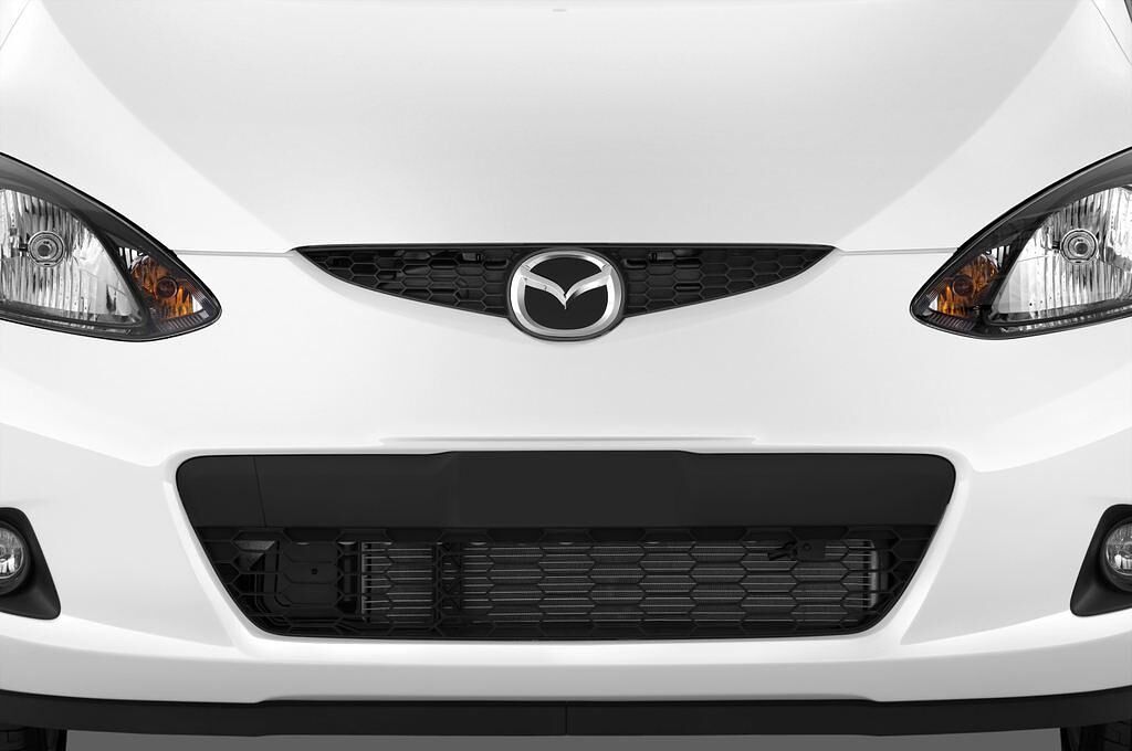 Mazda Mazda2 (Baujahr 2009) Dynamic 5 Türen Kühlergrill und Scheinwerfer