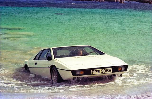 1976 erlangte der Lotus Esprit S1 als James-Bond-Auto zu Ruhm. Seine Spezialität im Film war die integrierte Tauchboottechnik
