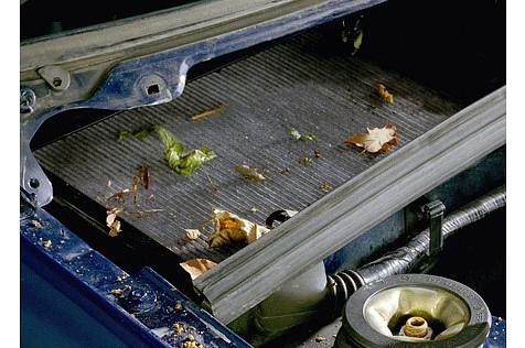 Ein Auto saugt den Dreck förmlich an