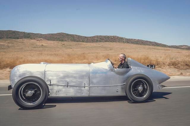Zur Feier von 125 Jahren Mercedes im Motorsport haben die Schwaben den Siegerwagen in den letzten Monaten noch einmal nachgebaut