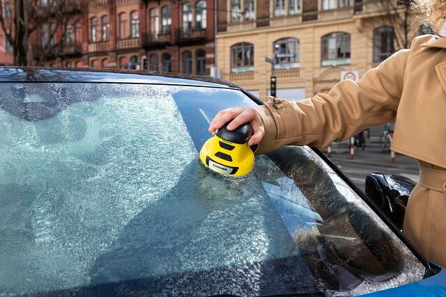 Das Enteisen übernimmt eine handliche, batteriebetriebene Eisfräse