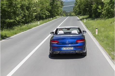 Mit der optionalen Luftfederung ist das C-Klasse Cabrio sehr kommod