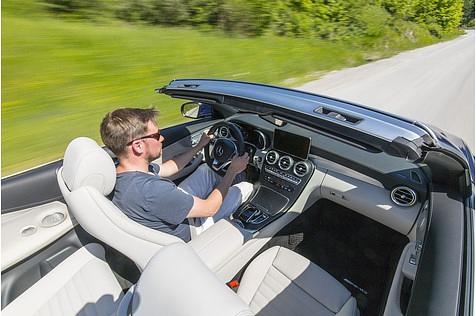 Nach 5,2 Sekunden erreicht das Mercedes C400 4Matic Cabriolet Tempo 100 km/h