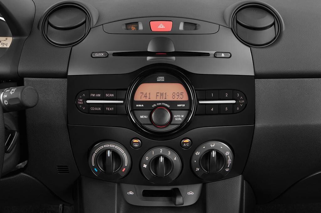 Mazda Mazda2 (Baujahr 2011) Center-Line 5 Türen Radio und Infotainmentsystem