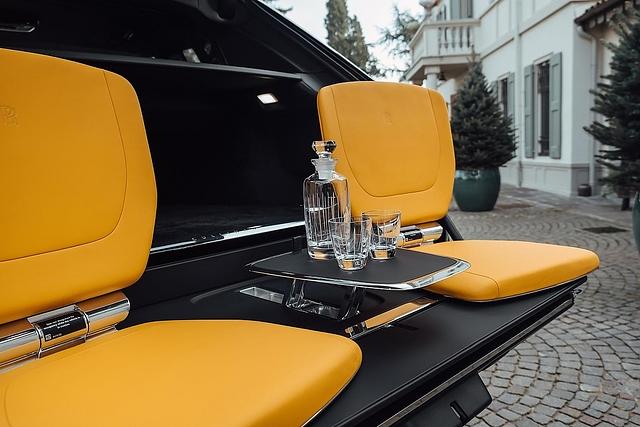 Für Picknick und Polo: Die ausfahrbaren Site des Rolls-Royce Cullinan Black Badge
