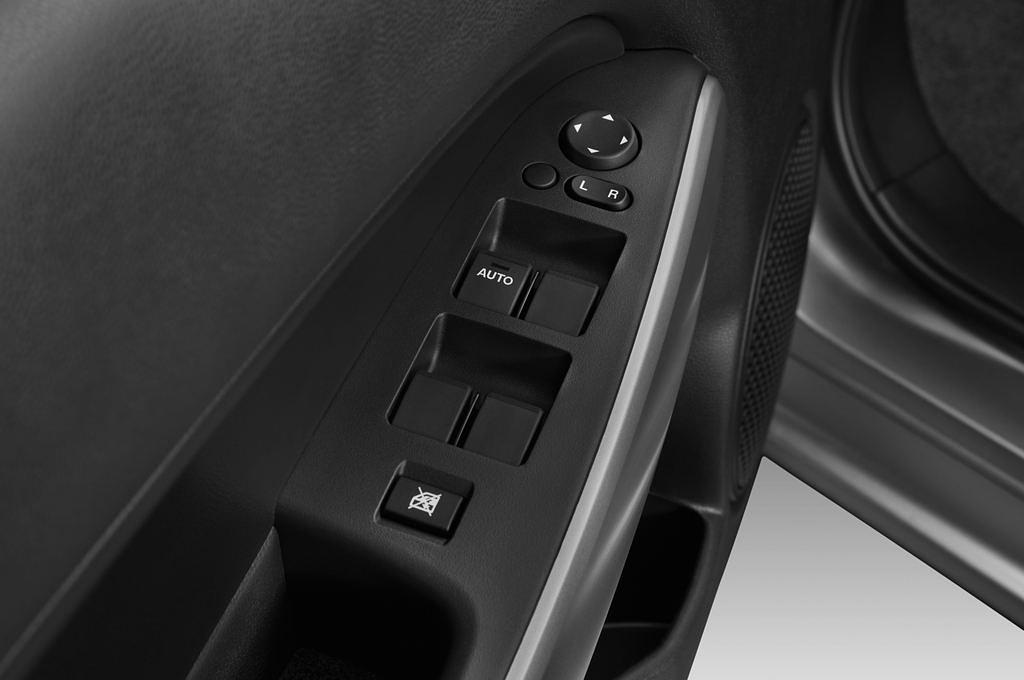Mazda Mazda2 (Baujahr 2011) Center-Line 5 Türen Bedienungselemente Tür