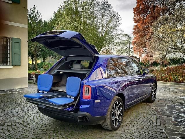 Für Picknick und Polo: Die ausfahrbaren Site des Rolls-Royce Cullinan Black Badge