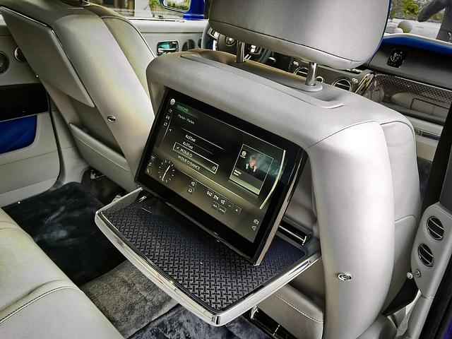 Ausfahrbare Tablets im Rolls-Royce Cullinan Black Badge
