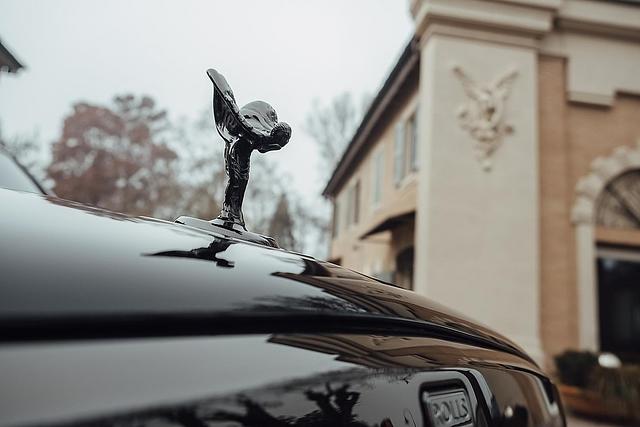 Schwarz-glänzend: Emily an Rolls-Royce Cullinan Black Badge
