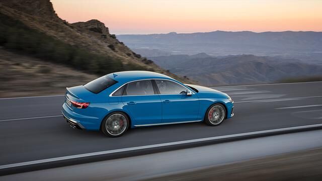Dank 700 Newtonmetern Drehmoment steht dem 3,0-Liter-V6-Triebwerk zudem mehr Durchzugskraft zur Verfügung als bei der Luxus-Limousine A8