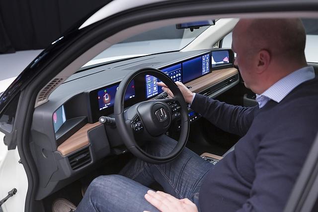 Das Honda e Cockpit beeindruckt mit drei Bildschirmen