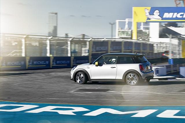 Der Mini Cooper SE erreicht nach 7,9 Sekunden die 100 km/h Marke