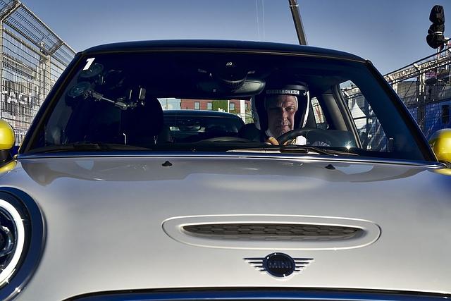Die Akkus des Mini Cooper SE ist mit einem 50 kW-Gleichstrom-Schnelllader innerhalb von 30 Minuten wieder zu 80 Prozent gefüllt