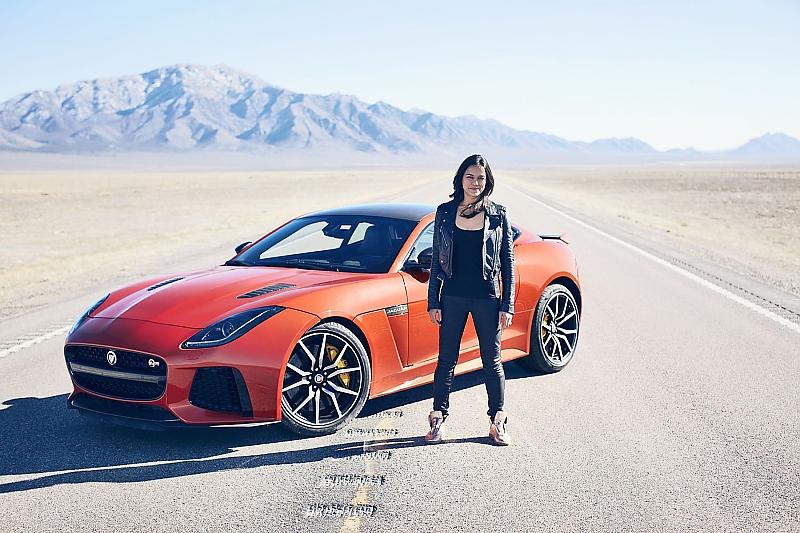 Mit einem Jaguar F-Type SVR hat sie zum ersten Mal die 300-km/-Marke geknackt