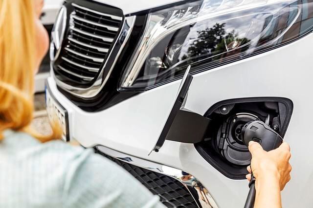 Der EQV-Fahrer kann mit einer einzigen Karte oder sogar direkt über sein Smartphone die Ladesäule freischalten