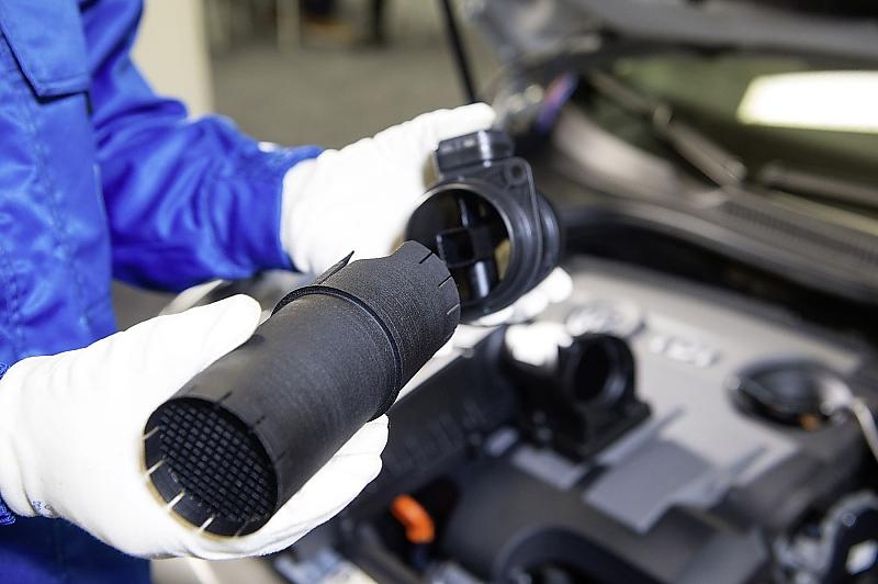 Beim 1,6 Liter Motor wird ein Strömungsgleichrichter im Ansaugtrakt eingesetzt.