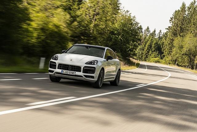 Das Porsche Cayenne Turbo S E-Hybrid Coupé ist bis zu 295 km/h schnell