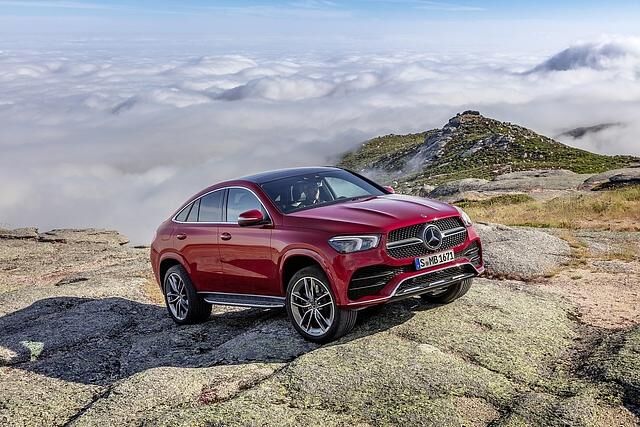 Der stärkere Diesel im 400 d bringt es auf 243 kW / 330 PS