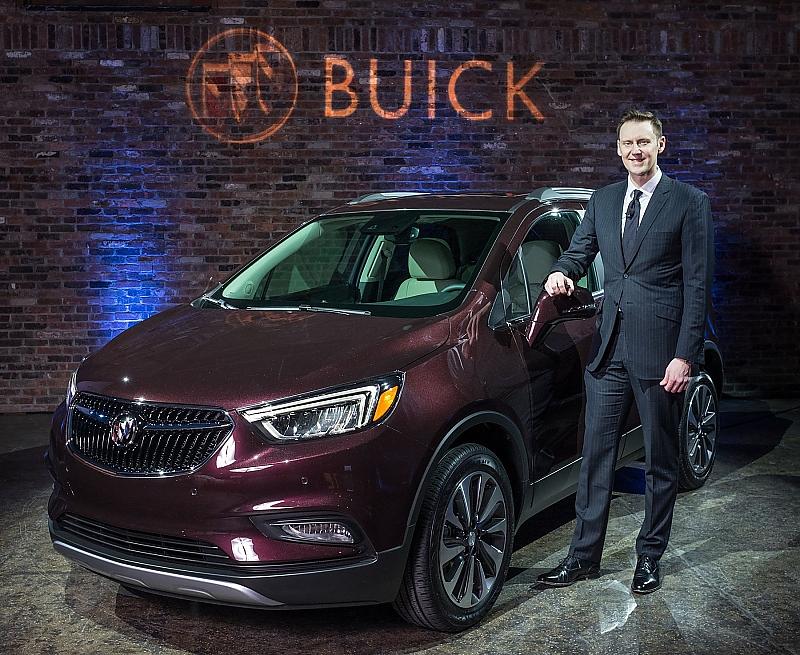 Buick-Manager Duncan Aldred präsentiert den Buick Encore