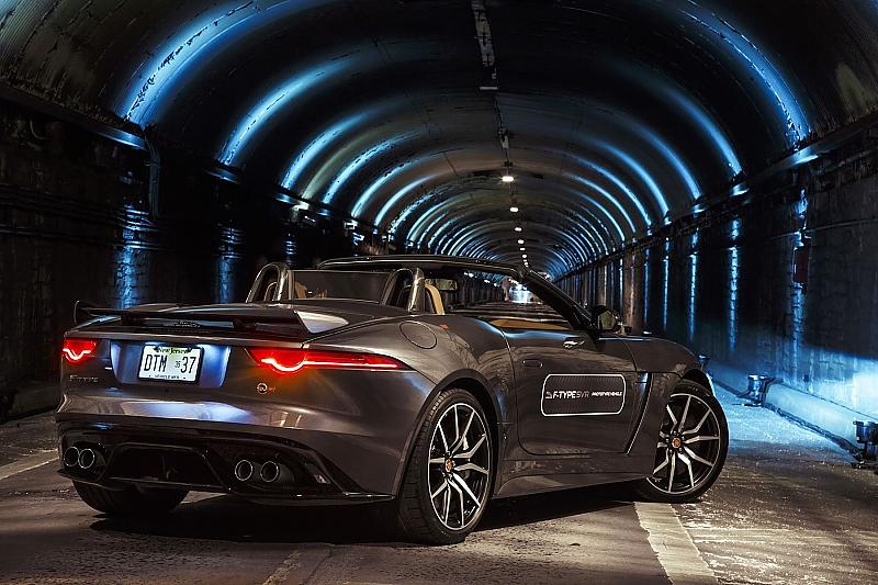 Auch von hinten ist der Jaguar F Type SVR ein Leckerbissen