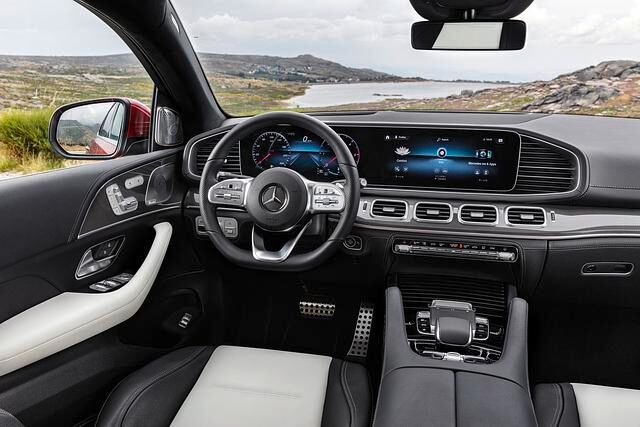 Im Cockpit zieht das neue Infotainment-System MBUX ein