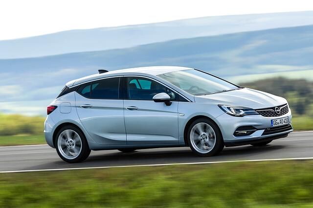 Beide Astra-Karosserievariante wirken nach wie vor modern, so dass sich Opel auf  leichte Retuschen am Kühlergrill beschränkt hat