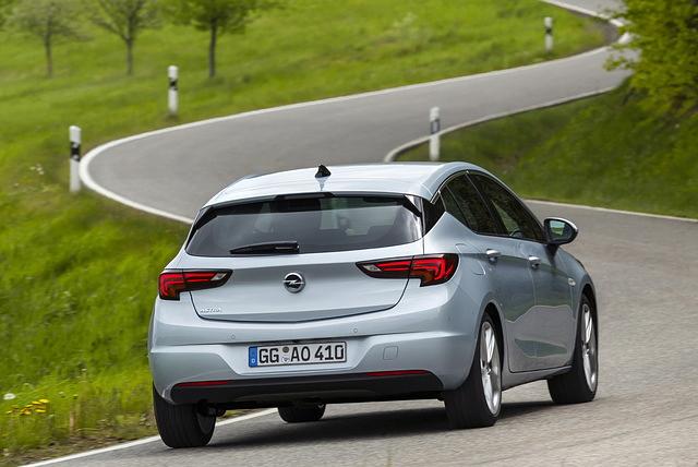 Mit neu abgestimmter Lenkung und Bremse – beide wirken nun verbindlicher und straffer als bisher – gewinnt der hinsichtlich der Verkaufszahlen zweitwichtigste Opel noch einen Schuss Reife hinzu